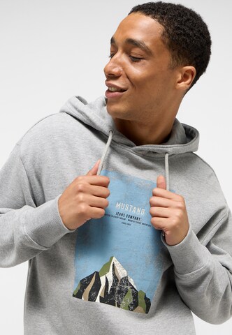MUSTANG Sweatshirt in Grau