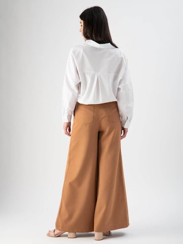 Wide leg Pantaloni di MND in beige