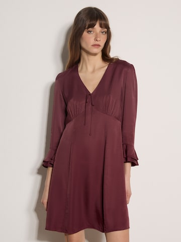 Apricot Kleid in Rot: Vorderseite