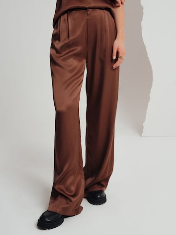 A LOT LESS - Pantalón 'Eve' en marrón: frente