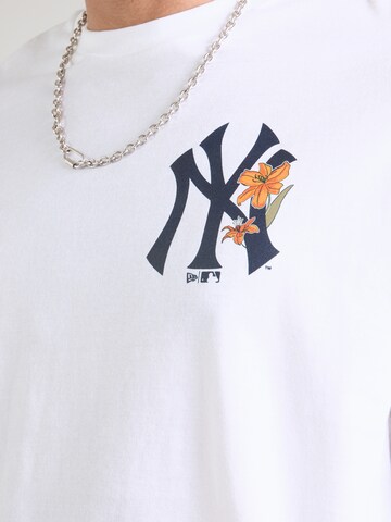 Tricou 'NEYYAN' de la NEW ERA pe alb