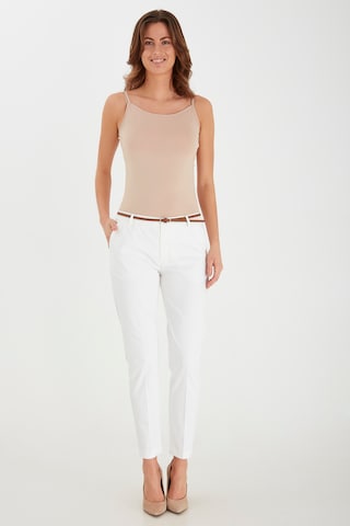 Coupe slim Pantalon chino b.young en blanc