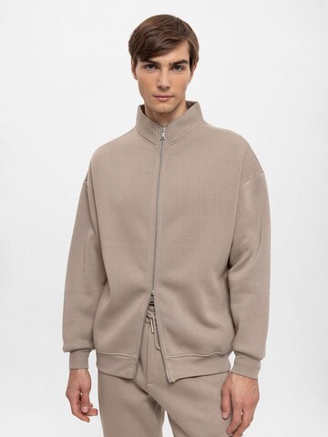 Antioch Sweatjacke in Braun: Vorderseite
