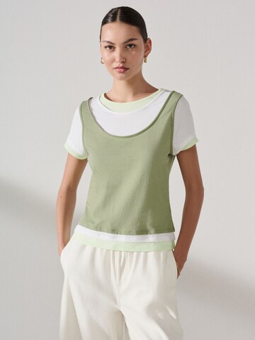 Tricou de la Next pe verde: față