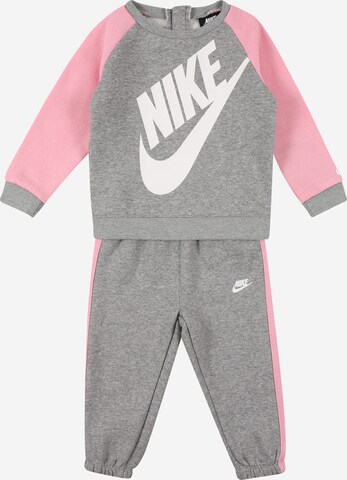 Nike SportswearJogging komplet 'FUTURA' - siva boja: prednji dio