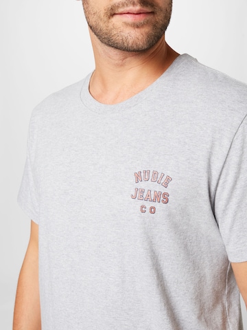 Nudie Jeans Co T-shirt 'Roy' i grå