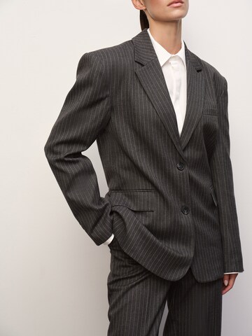 RÆRE by Lorena Rae Blazer 'Jovana' in Grau