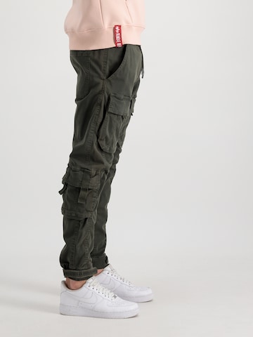 Effilé Pantalon cargo ALPHA INDUSTRIES en gris