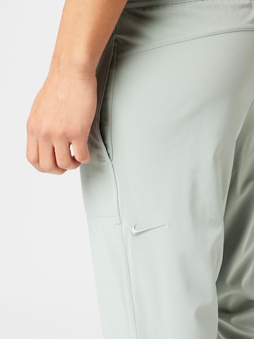 NIKE Zúžený Sportovní kalhoty – zelená
