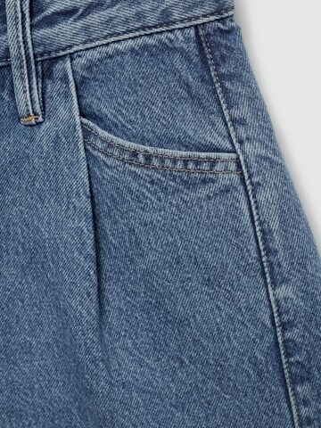 Largi Pantaloni cu cute 'Ibiza' de la MANGO pe albastru