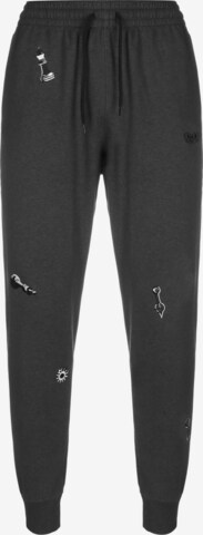 NIKE Tapered Sportbroek 'LeBron' in Grijs: voorkant