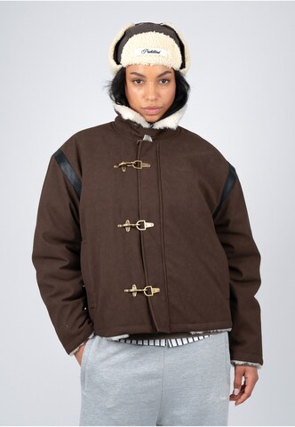 Prohibited - Chaqueta de invierno 'Varsity' en marrón: frente