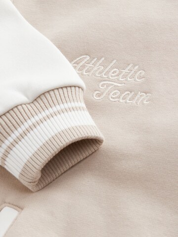 Next Демисезонная куртка 'Bestickte Varsity' в Бежевый