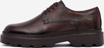 Chaussure à lacets Derimod en marron : devant