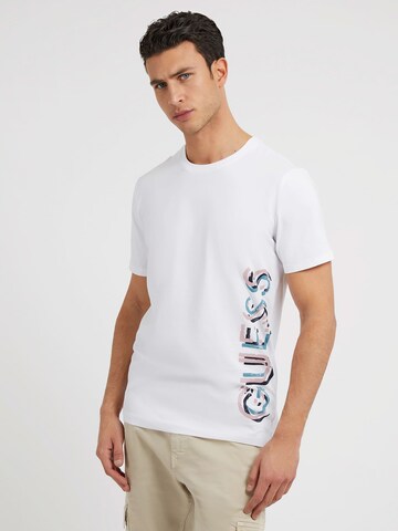 Tricou de la GUESS pe alb: față