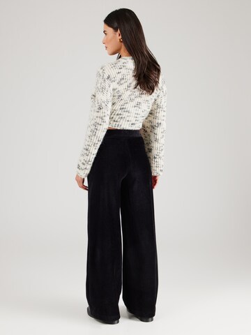 QS - Pierna ancha Pantalón en negro