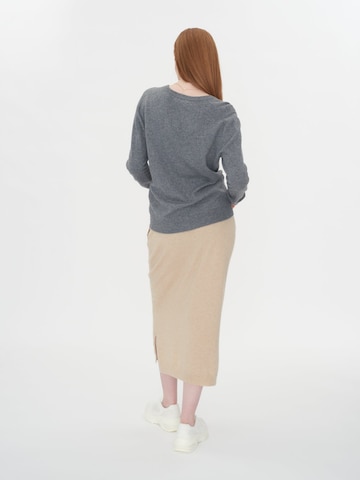 GOBI Cashmere Trui 'Women's Essential Cashmere V-Neck Sweater' in Grijs