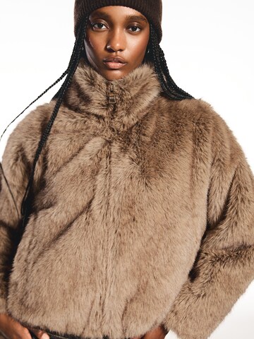 BershkaPrijelazna jakna - bež boja: prednji dio