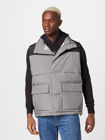 Won Hundred Vest 'North' in Grey: front