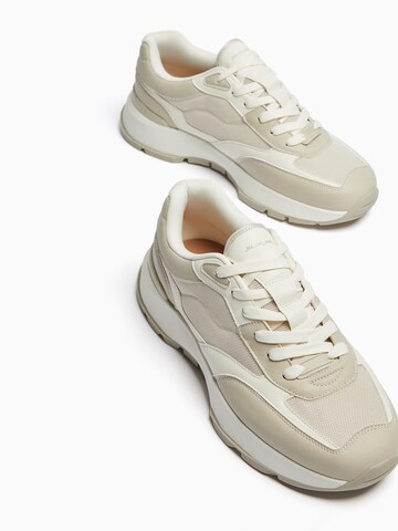 Bershka Låg sneaker i beige