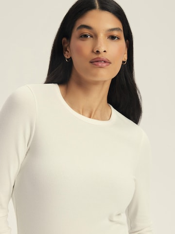 Maglietta 'Figurbetontes Ripp-Langarmshirt aus Viskosemix, Jody 2' di ESOTIQ in beige