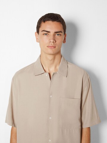 Bershka Comfort Fit Hemd in Beige