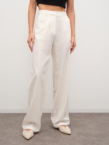 RÆRE by Lorena Rae Loose fit Pleat-Front Pants 'Martha Tall' in White: front