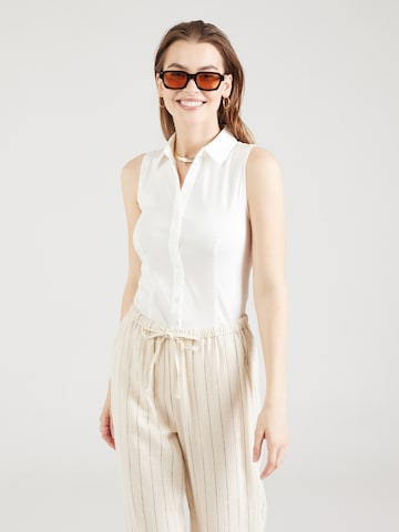 ABOUT YOU חולצות נשים 'Laura' בלבן: מלפנים