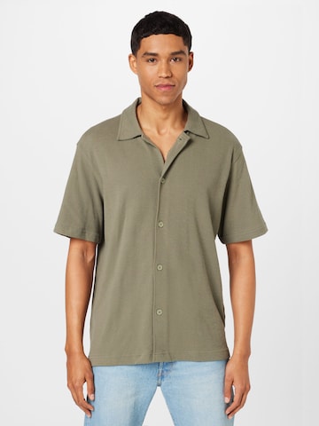 Coupe regular Chemise WEEKDAY en vert : devant