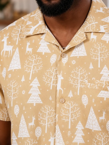 Coupe regular Chemise 'Christmas Reindeer Allover' King Kameha en vert