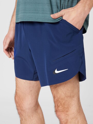 NIKE Regular Sportbroek 'SLAM' in Blauw