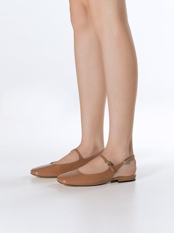 Décolleté sling '501-02' di Estro in marrone: frontale