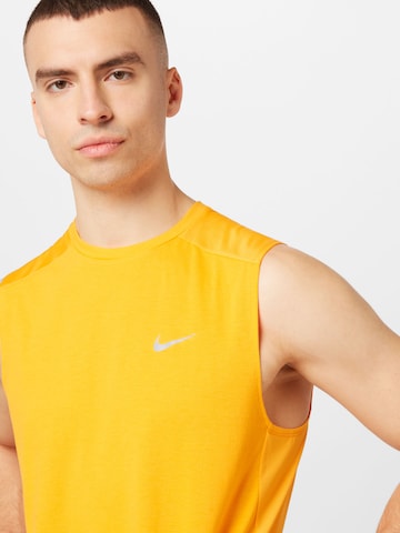NIKE - Camisa funcionais 'Rise 365' em laranja