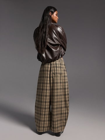 Bershka Barrel Kalhoty se sklady v pase – béžová