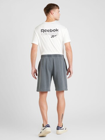 Reebok Regular Sportshorts in Grau