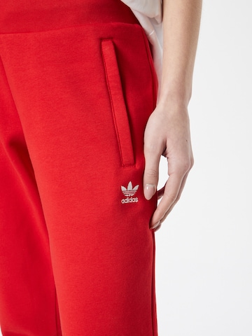 raudona ADIDAS ORIGINALS Siaurėjantis Kelnės 'Adicolor Essentials'