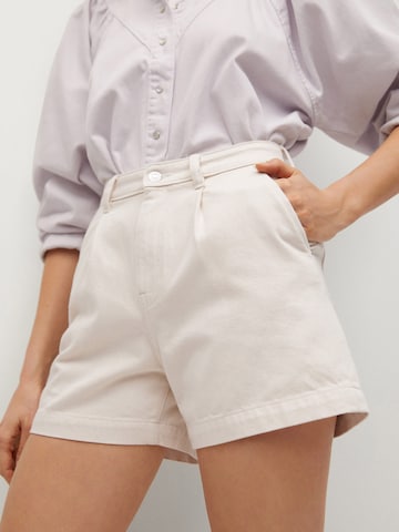 Regular Pantalon à pince 'Shorts regina' MANGO en blanc