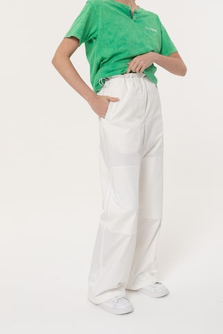 ET Nos Loose fit Chino Pants in White: front