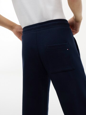 TOMMY HILFIGER Ozke Hlače | modra barva