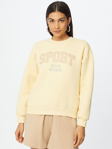 Sweat-shirt 'Riley' Gina Tricot en jaune : devant