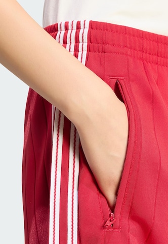 ADIDAS ORIGINALS - Loosefit Pantalón 'Firebird' en rojo