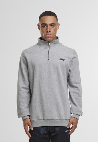 Unfair Athletics Sweatshirt in Grijs: voorkant