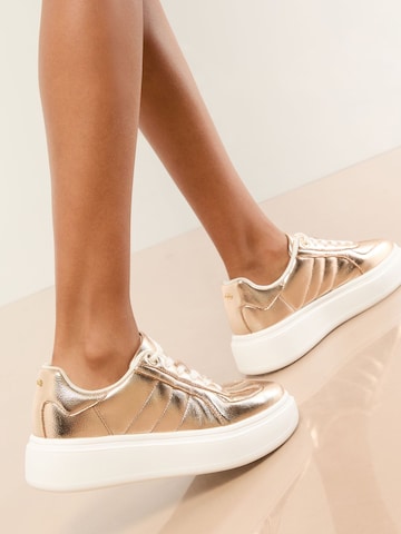 Lipsy Sneaker in Gold