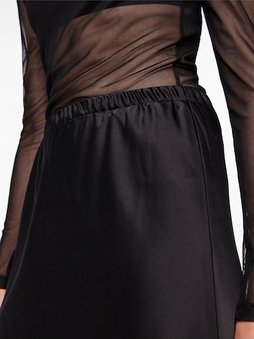 PIECES - Falda en negro