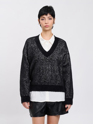Influencer Pullover in Schwarz: Vorderseite