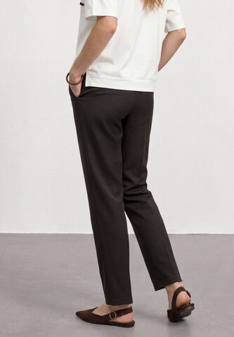 STREET ONE - regular Pantalón de pinzas 'Amalia' en marrón