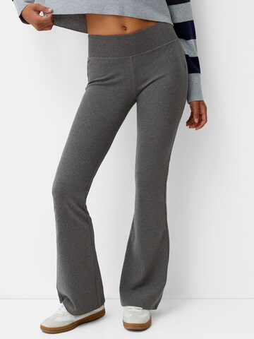 Bershka Flared Broek in Grijs