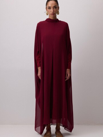 Touché Privé Jurk 'Bat Sleeve Chiffon Dress' in Rood