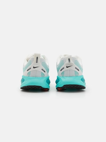 NIKE Спортивная обувь 'VOMERO 18' в Белый