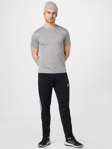 Newline Bluser & t-shirts i grå